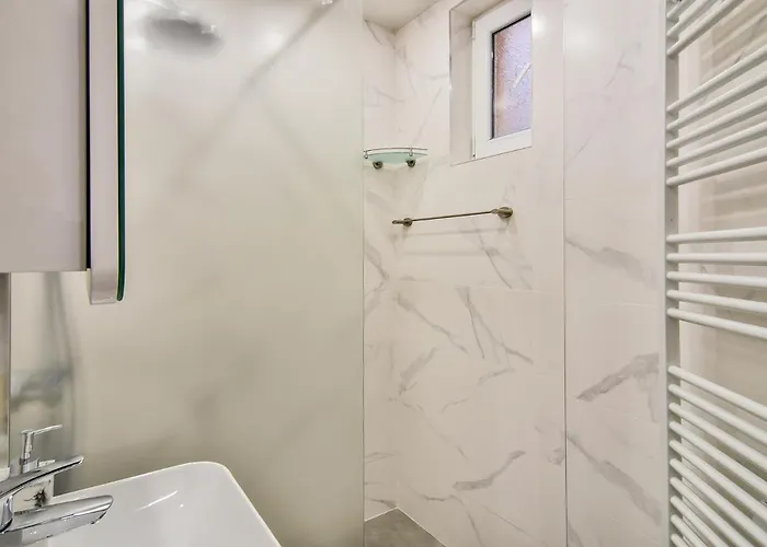 Center 2br Next To Sea *