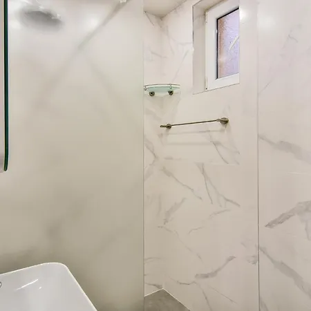 Center 2br Next To Sea *